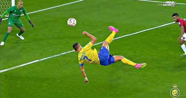  عکس رونالدو با شیر واقعی