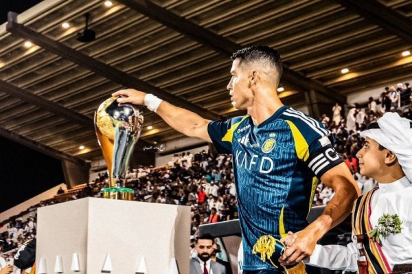  عکس رونالدو با جام عربستان