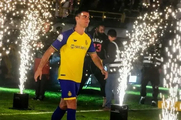  عکس رونالدو با جام عربستان