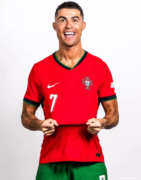  10 عکس رونالدو با جام یورو