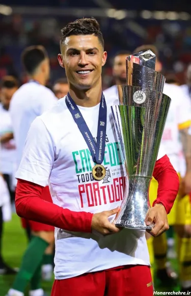  10 عکس رونالدو با جام یورو