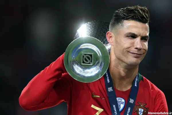  10 عکس رونالدو با جام یورو