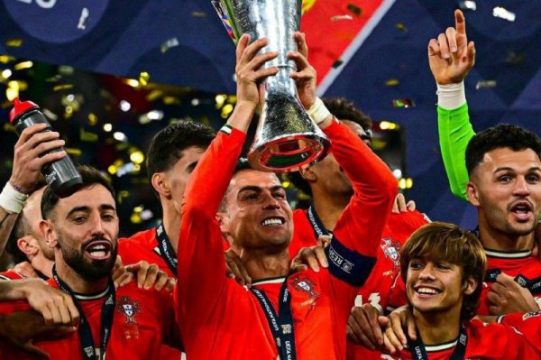  25 عکس رونالدو با جام لیگ ملت های اروپا 2025