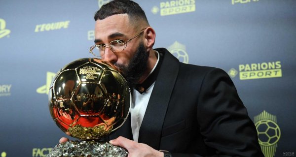  عکس رونالدو با توپ طلا برای پروفایل