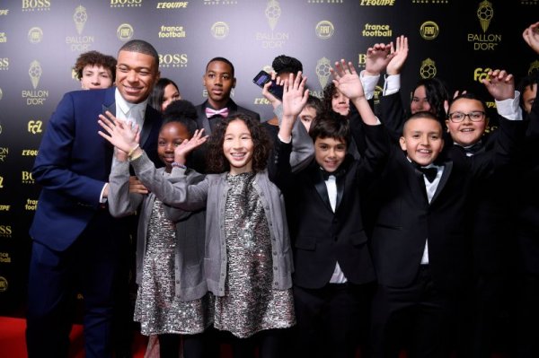 20 عکس توپ طلا امباپه