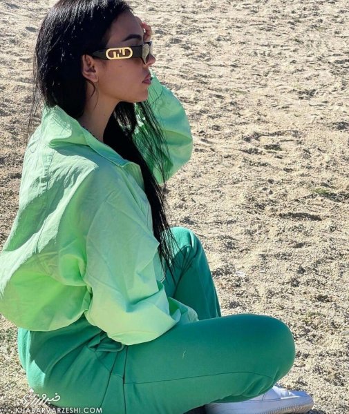 عکس جورجینا در ساحل از پشت