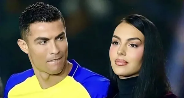  عکس جورجینا در ساحل از پشت