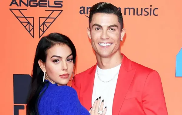  عکس جورجینا در ساحل از پشت