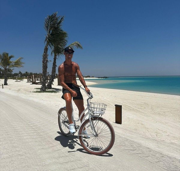  عکس جورجینا در ساحل از پشت