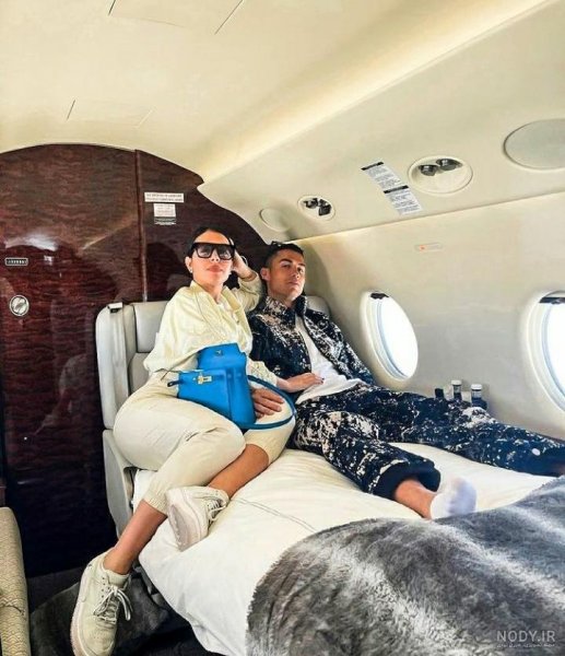  عکس جورجینا در ساحل از پشت