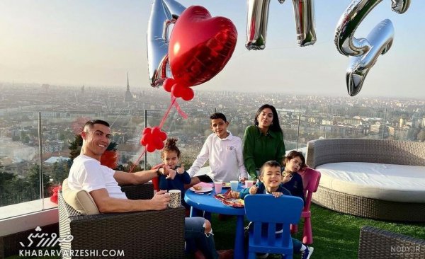  عکس جورجینا در ساحل از پشت