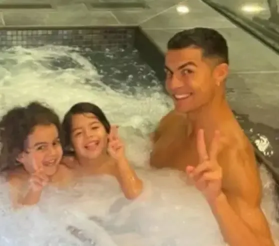  عکس رونالدو و همسرش در استخر
