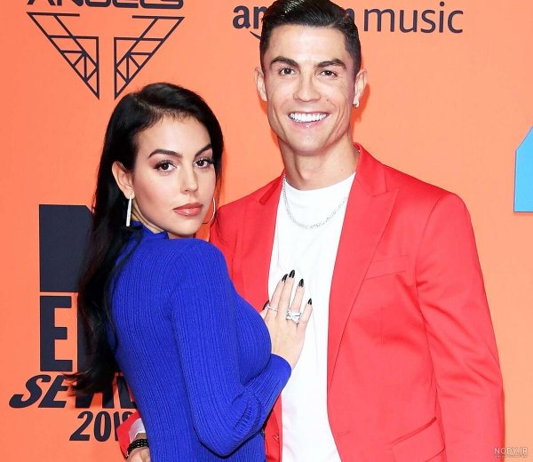  عکس بوسیدن رونالدو و همسرش