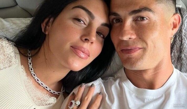  عکس بوسیدن رونالدو و همسرش