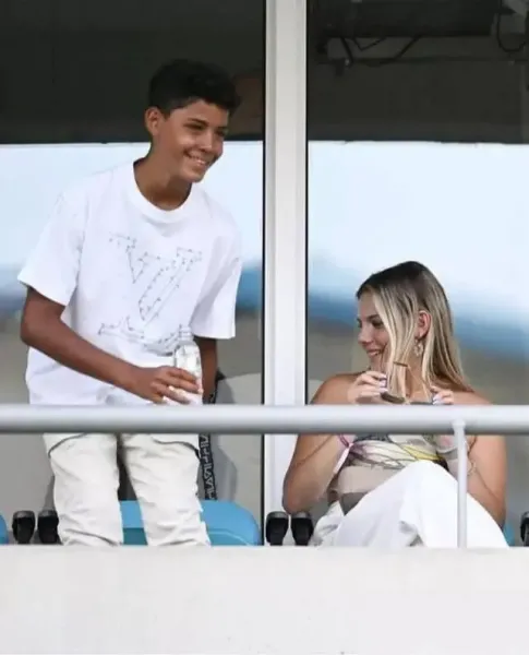  عکس بوسیدن رونالدو و همسرش