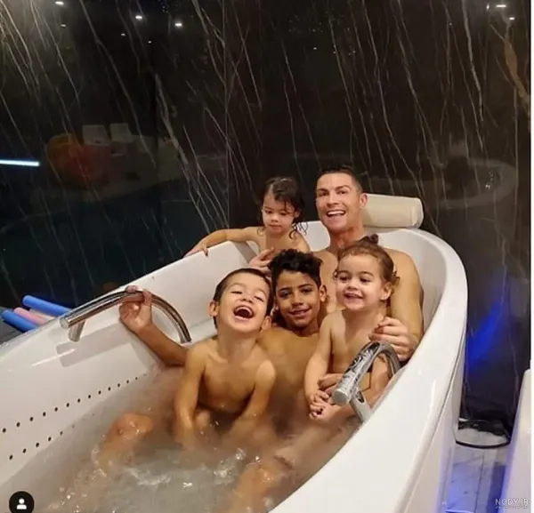  عکس بوسیدن رونالدو و همسرش