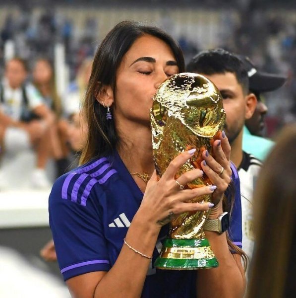 عکس بوسه مسی و همسرش در جام جهانی