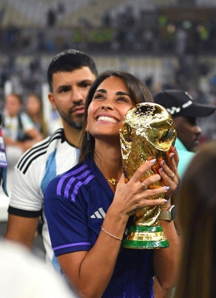  عکس بوسه مسی و همسرش در جام جهانی
