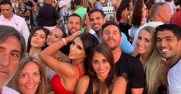  عکس مسی و همسرش در ساحل