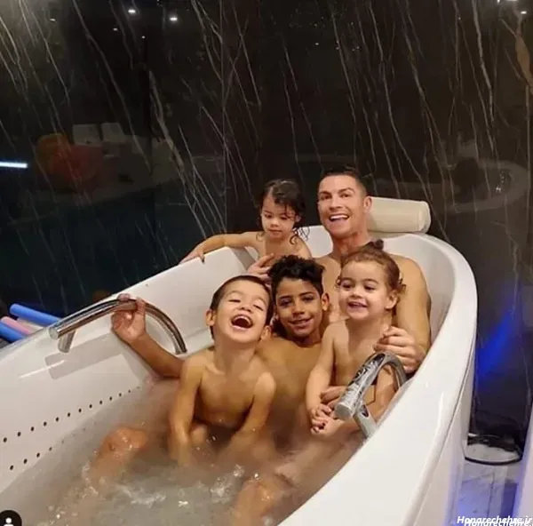 مسی و همسرش در خانه