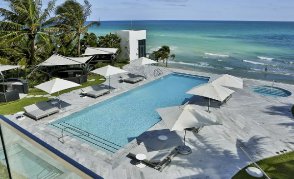  عکس استراحت لیونل مسی و همسرش آنتونلا در ساحل بارسلونا