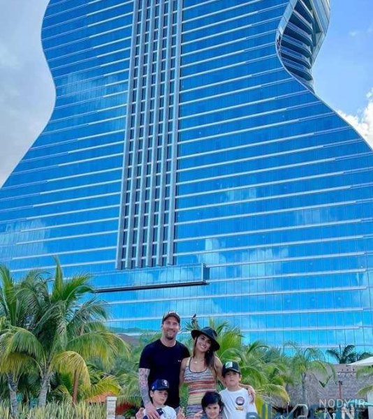  عکس استراحت لیونل مسی و همسرش آنتونلا در ساحل بارسلونا