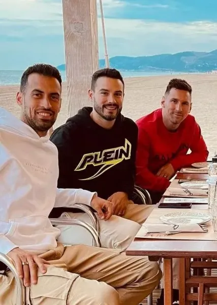  عکس استراحت لیونل مسی و همسرش آنتونلا در ساحل بارسلونا