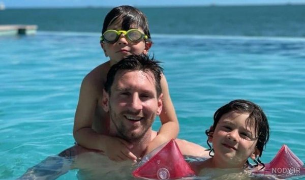  عکس استراحت لیونل مسی و همسرش آنتونلا در ساحل بارسلونا