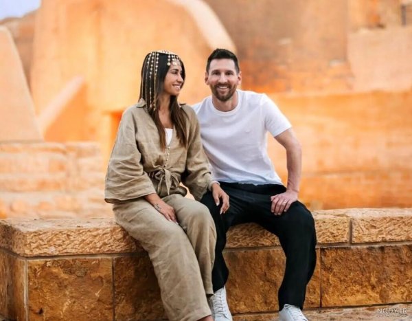  عکس استراحت لیونل مسی و همسرش آنتونلا در ساحل بارسلونا