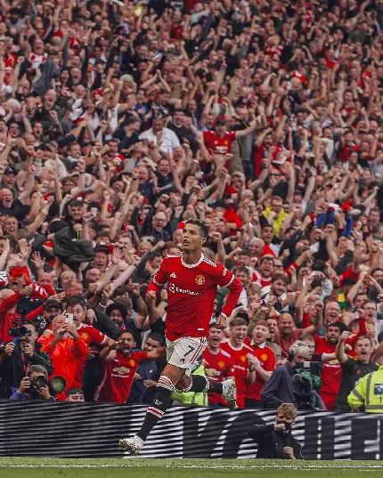  28 عکس رونالدو در منچستر یونایتد با جام