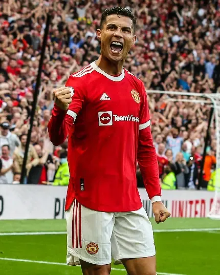  28 عکس رونالدو در منچستر یونایتد با جام
