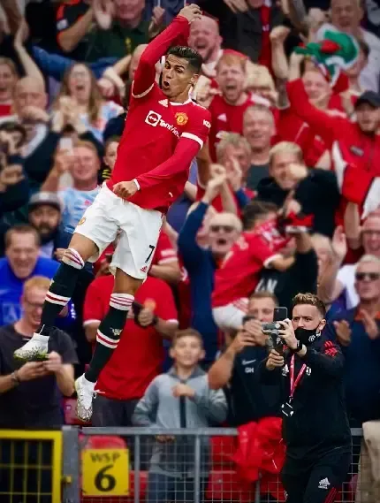  28 عکس رونالدو در منچستر یونایتد با جام