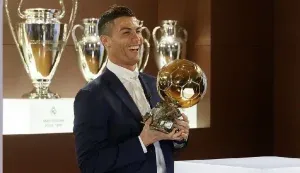  28 عکس رونالدو در منچستر یونایتد با جام