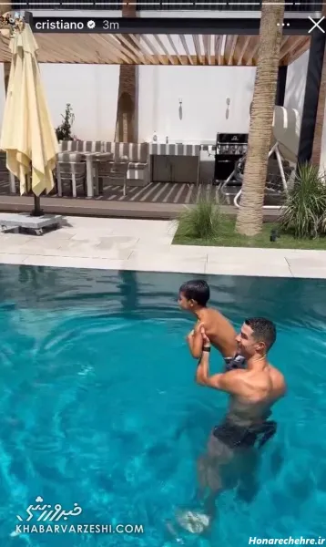  17 عکس رونالدو و زنش در استخر