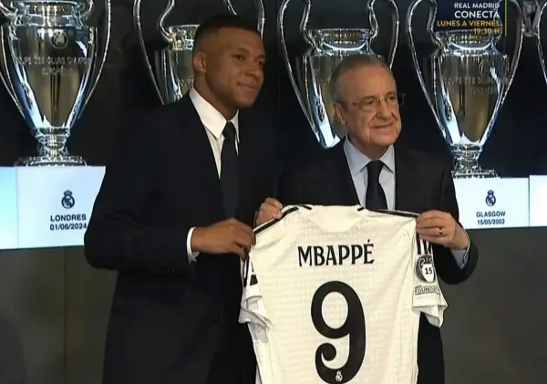 عکس امباپه و همسرش بوسیدن