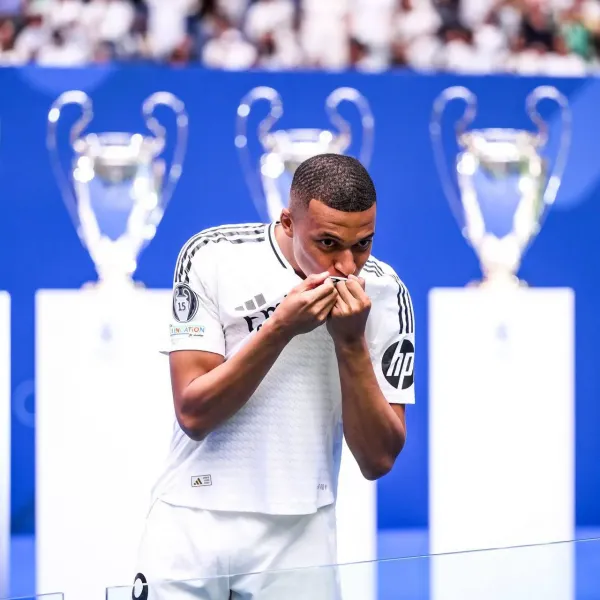  عکس امباپه و همسرش بوسیدن