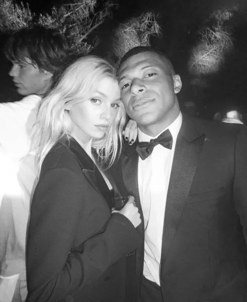  عکس امباپه و همسرش در ساحل