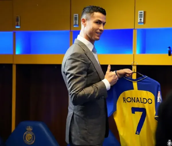  عکس رونالدو در النصر با لباس آبی