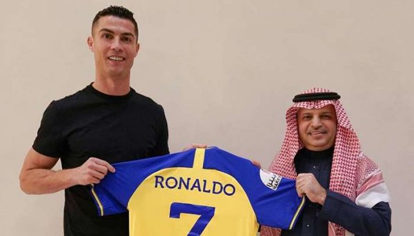  عکس رونالدو در النصر با لباس آبی