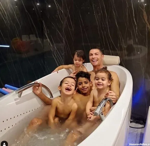  عکس جورجینا در استخر با رونالدو