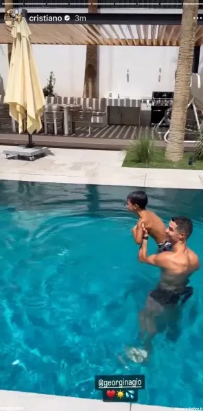  28 عکس جورجینا در استخر