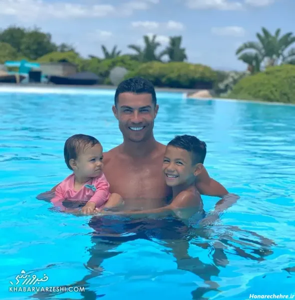  28 عکس جورجینا در استخر