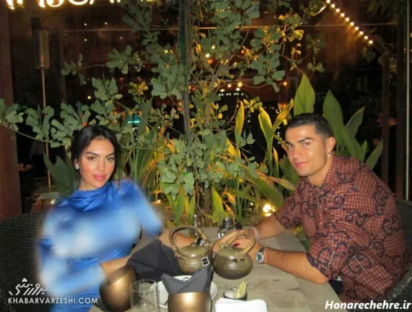  28 عکس جورجینا در استخر