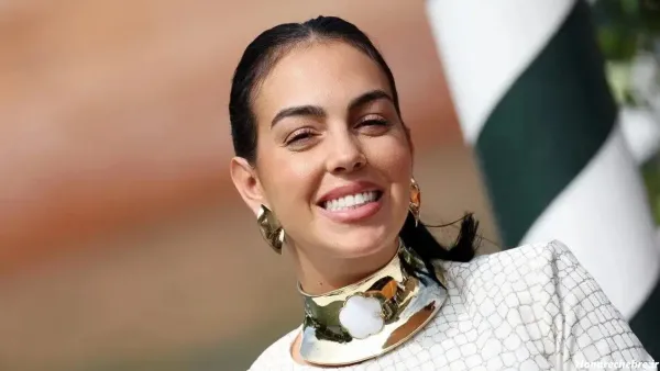  28 عکس جورجینا در استخر