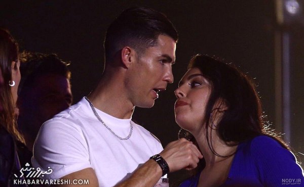  36 عکس جورجینا در ساحل