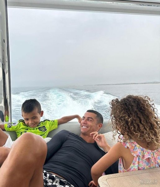  36 عکس جورجینا در ساحل