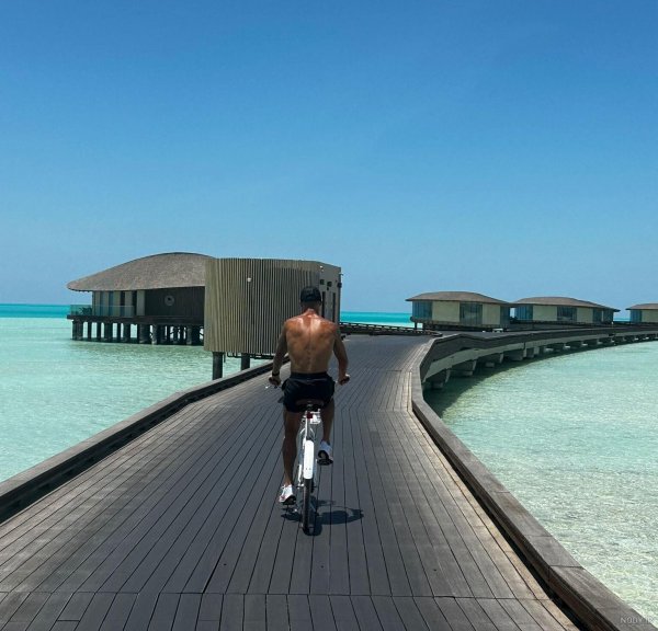  36 عکس جورجینا در ساحل