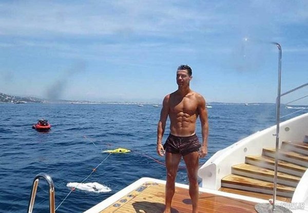  36 عکس جورجینا در ساحل