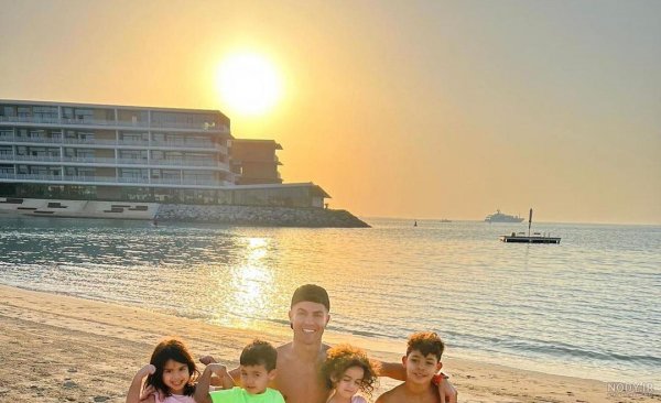  36 عکس جورجینا در ساحل