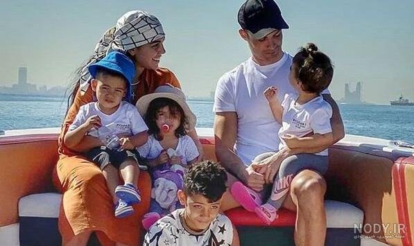  36 عکس جورجینا در ساحل